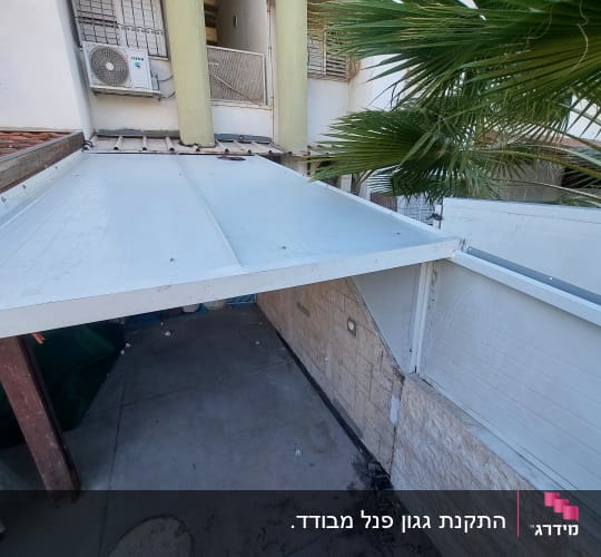 גג מתכת לבן עם עמודי עץ ותמיכה צדדית